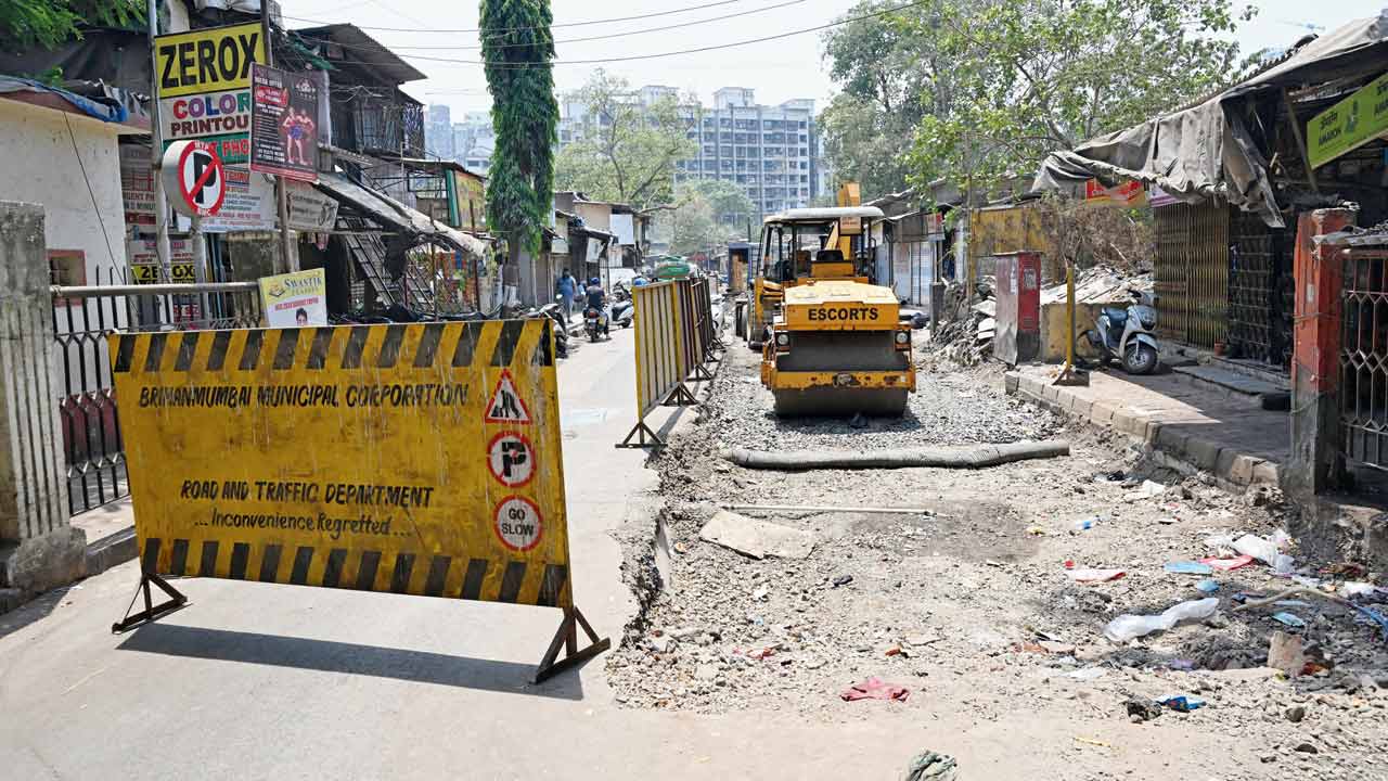 Barricade without any signage on road outside Guru Nanak College, Raoli Camp, GTB Nagar