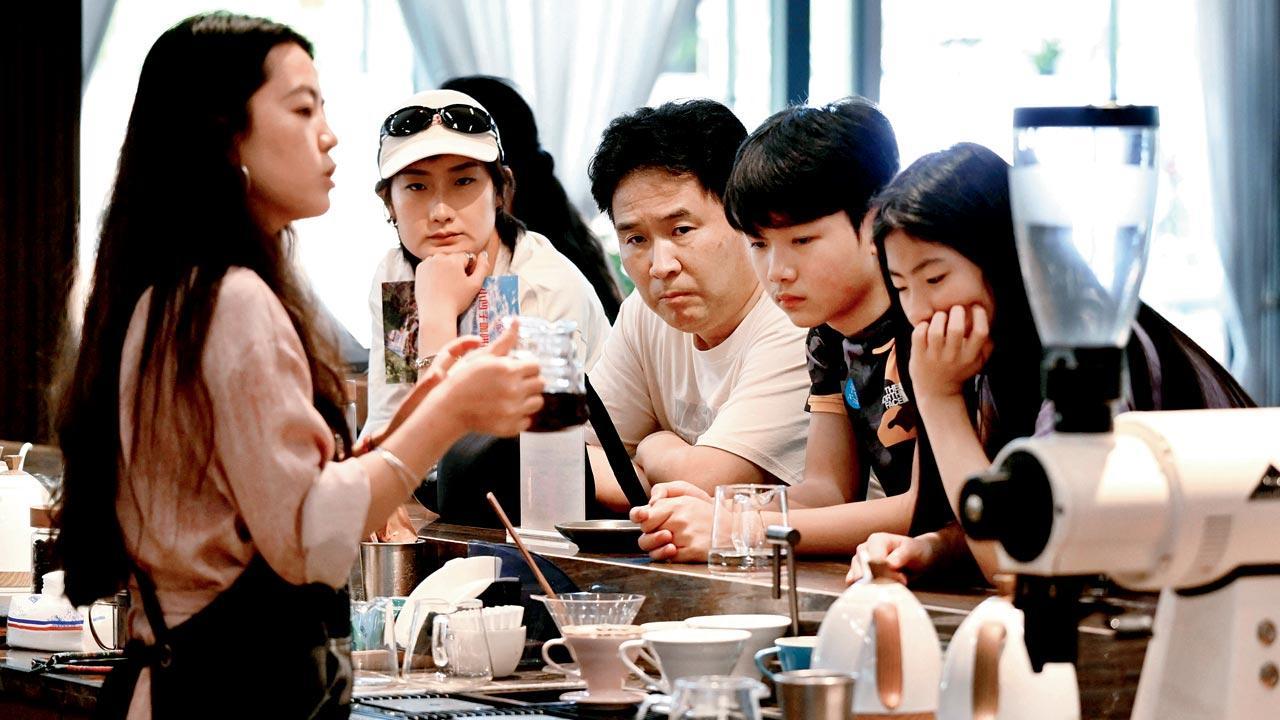 China lowers min amount for tax refunds for tourists