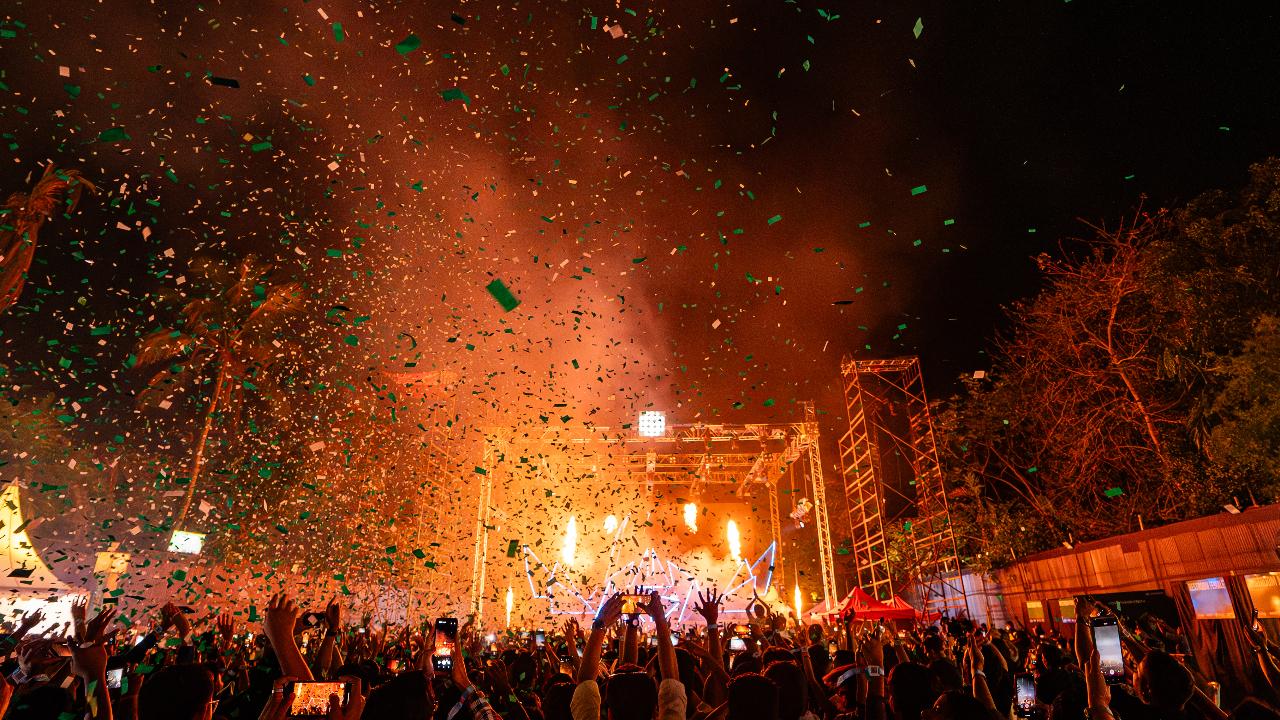 Alan Walker played fan-favourites like ‘Alone’, ‘Faded’, ‘Spectre’, ‘Headlights’ and ‘Better Off Alone’ but he also mixed it up with samples of ‘Big Dawgs’, ‘Tambdi Chambdi’ and ‘Bhool Bhulaiyaa’. Walker also performed the Royal Challengers Bengaluru (RCB) theme song ‘Team Side’ for cricket fans in the country at his concert