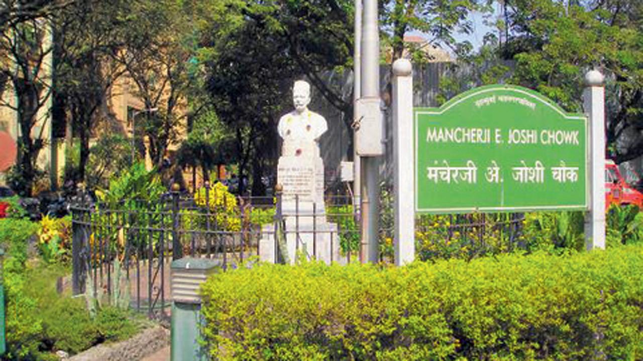 A statue of Mancherji Joshi in Dadar Parsee Colony (the area close to the family home ‘Meherabad’). Pics Courtesy/Wikimedia Commons