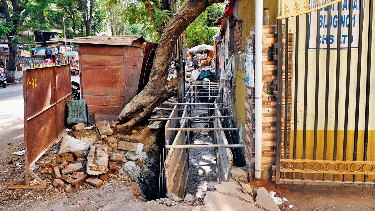 Hawkers and parked vehicles occupy Saibaba Mandir Road amid drainage work in Borivli West. Pic/Satej Shinde