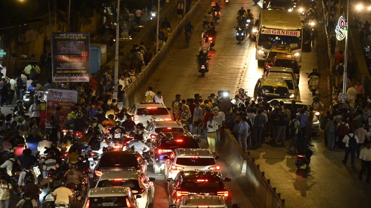 However, the residents resumed their protest, leading to slow movement of traffic on the bridge again