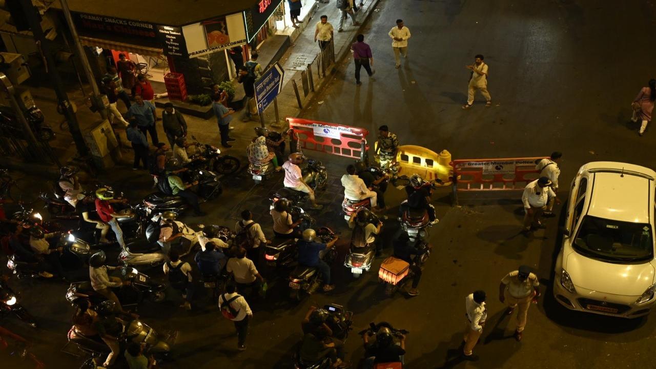 Around 9 pm, the police tried placing barricades on the bridge, but the protestors removed them 