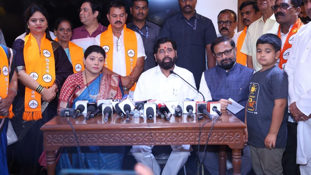The Shiv Sena (UBT) suffered a major setback in Thane as key office bearers from Naupada joined Shiv Sena in a significant show of support. Those who joined included Pritam Rajput (Upvibhag Pramukh), Rajesh Pawar (Upvibhag Pramukh), Sudhir Thakur (Gat Pramukh), Dinesh Chikne (Shakha Pramukh), and 20 other local leaders. The induction ceremony took place at Anand Ashram, attended by Member of Parliament Naresh Mhaske and former Mayor Meenakshi Shinde
