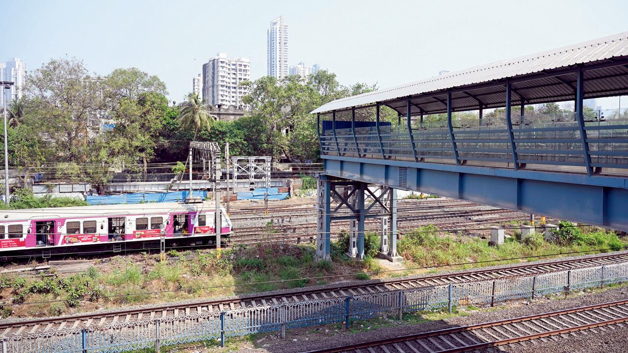 The unfinished Prabhadevi–Parel foot overbridge, built alongside the road bridge, ends abruptly. Pic/Ashish Raje