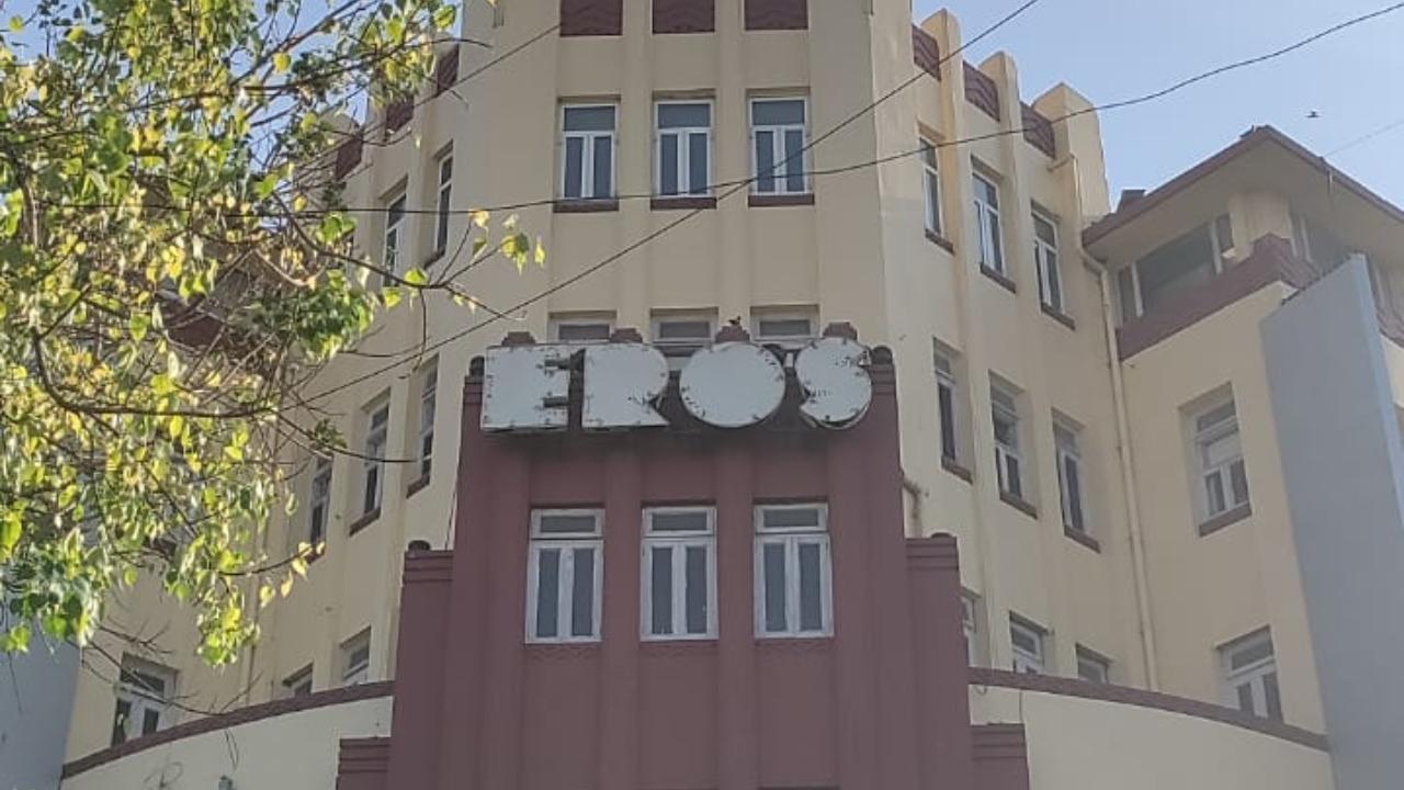 Known as Mumbai’s art district, the neighbourhood of Kala Ghoda is buzzing with art exhibitions on display every other week, but just on the larger periphery, there is a lot more happening. Situated just outside Churchgate railway station, housed in the Eros building is architect and lighting designer Arjun Rathi’s first gallery, Glass and Lighting Gallery. The studio, he says, also happens to be India’s first known gallery of its kind, and an extension of his Rural Modern Glass Studio in Govandi.
Starting the studio four years ago, Rathi has been synonymous with lighting design and glass art for over a decade now, and the gallery comes at a time when not only world glass artists but also Indians know about the craft and are experimenting with it. If they haven’t till now, this is going to be a start, as it is open to all to not only see but with the hope to get inspired and fall in love with the art form