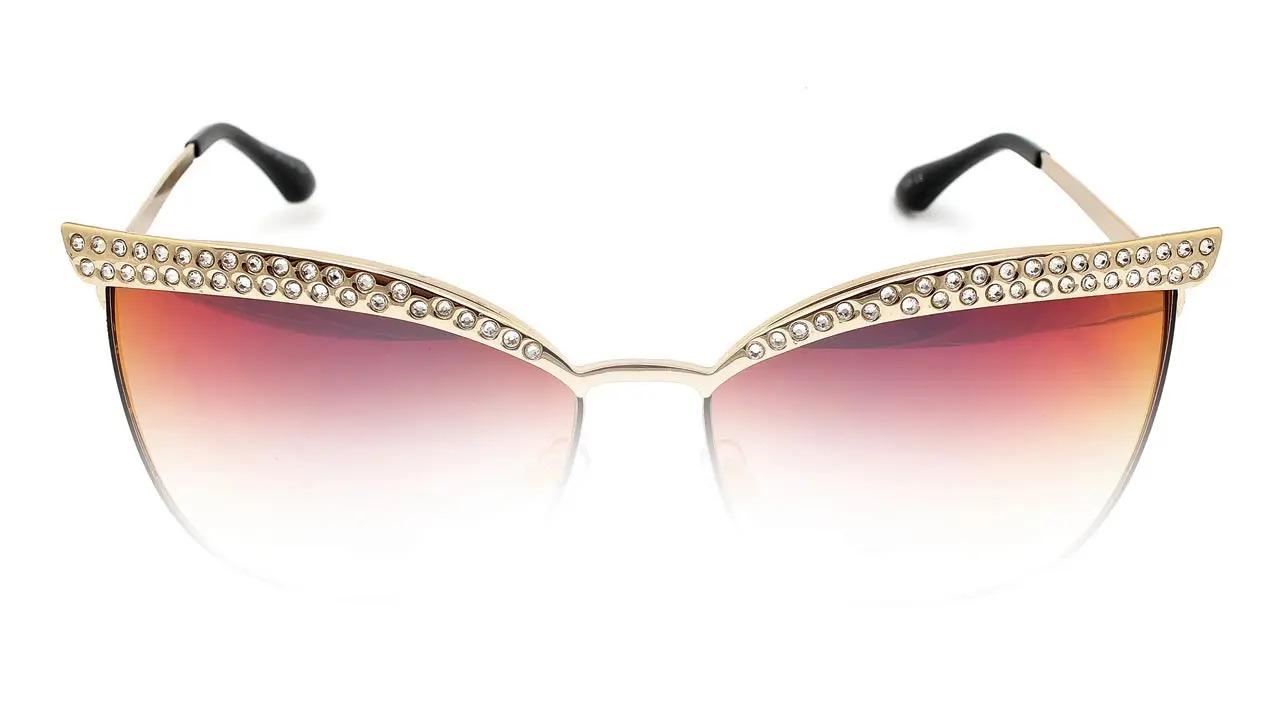 When styling these glasses, experts advise letting the sunglasses be the focal point of your look. Fashion designer Harshavardhan Rai suggests picking a colour from the design of the sunglasses or a neutral, to let the glasses really standout. (Pic: iStock)