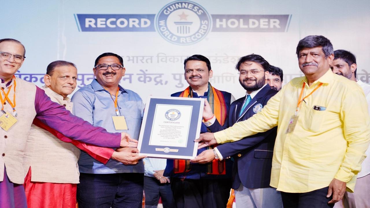 CM presents certificate to Pune-based organisations for setting Guinness Record