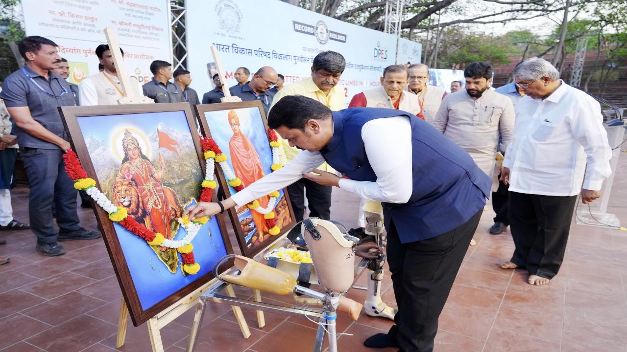 He paid tribute to a portrait of India and Swami Vivekananda during the event