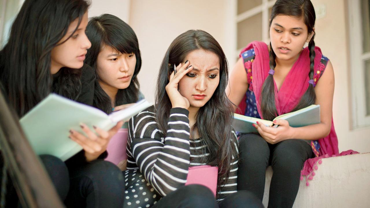 Teachers want Mumbai University to go back to physical exam evaluation model