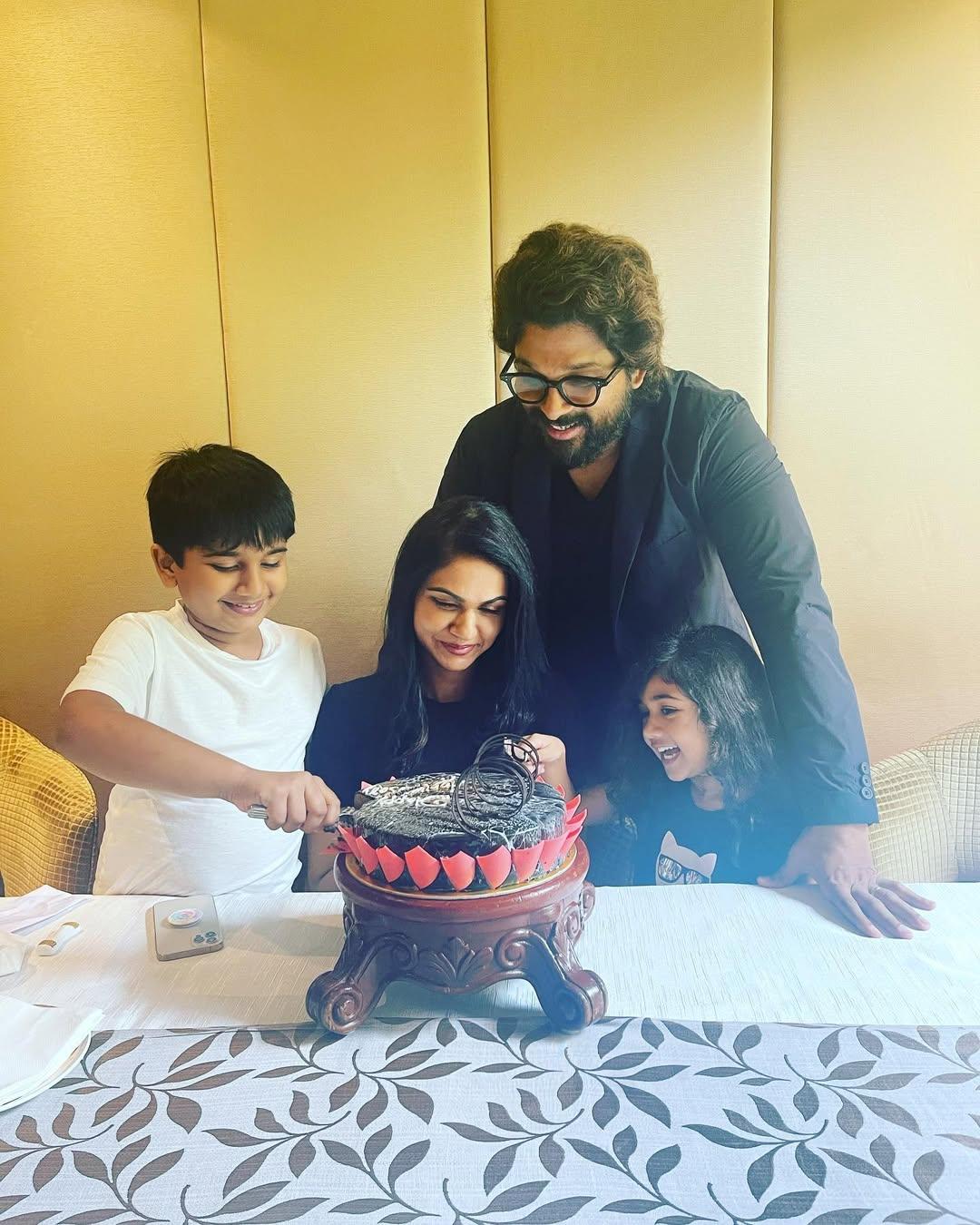 Cuteness alert! This click has the entire family enjoying a private celebration