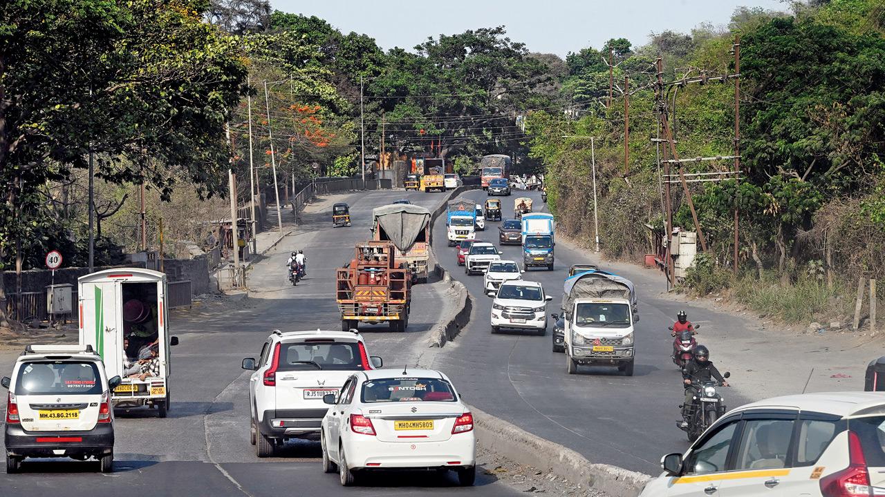 Vehicular traffic on the Gaimukh ghat stretch of Ghodbunder Road in Thane on April 25. Pics/Satej Shinde