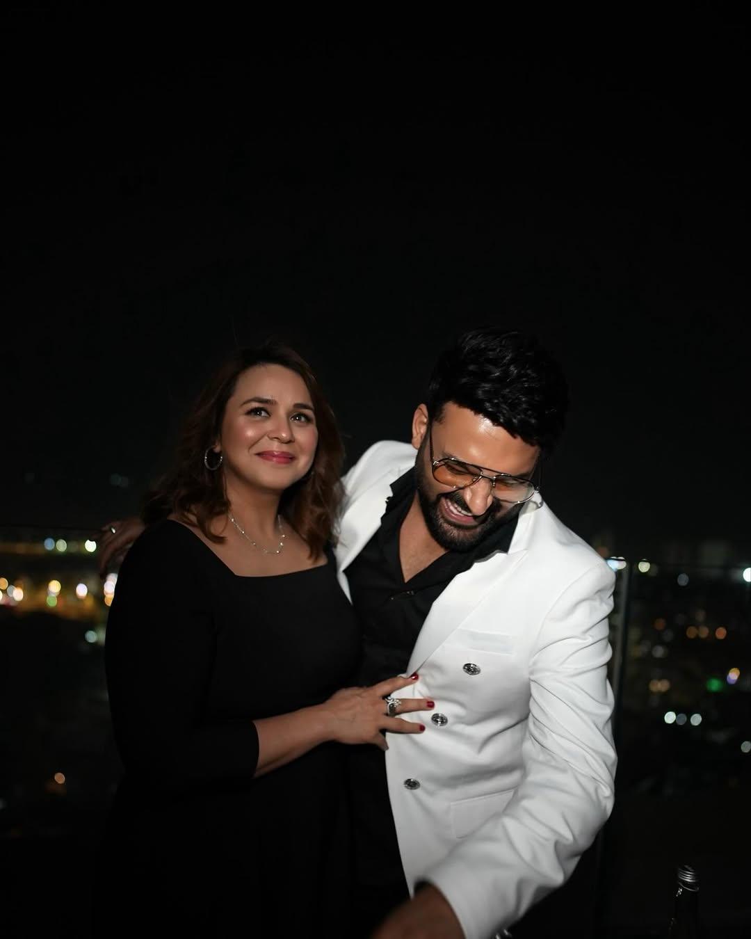Yet again, it seems like Kapil and Ginni always crack jokes before every snap!