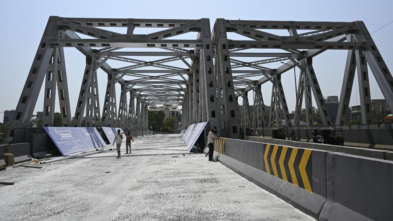 Final touches such as installing crash and noise barriers, railings, thermoplastic road markings, cat’s eyes, electric poles and signage and painting are in their last stage