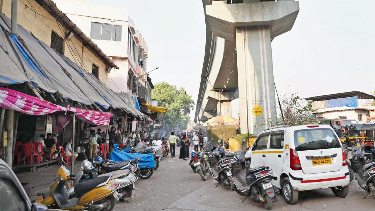 The street near Kamla Raman Nagar, which has acquired the name Kachra Depot Road. Pic/Sayyed Sameer Abedi