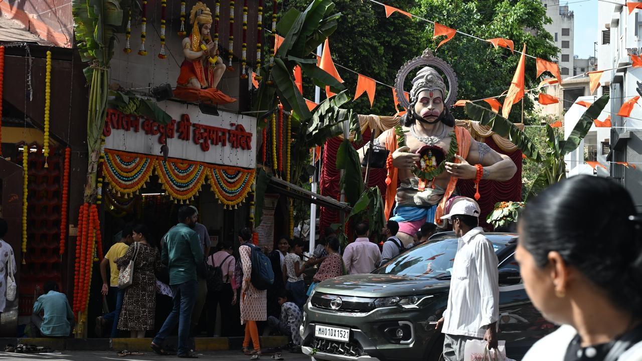 The Hanuman Temple in Dadar and parts of vicinity were beautifully decorated with lights, garlands, and traditional decorations for the occasion