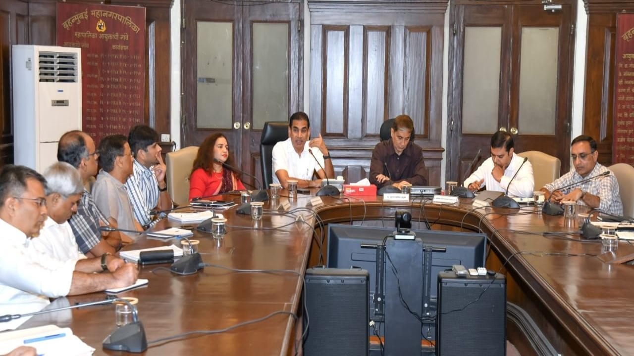 Iqbal Singh Chahal holds first meeting as Mumbai Guardian Secretary 