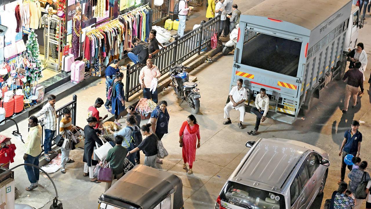 Mumbai: Destroy items seized from illegal hawkers, says BJP MLA