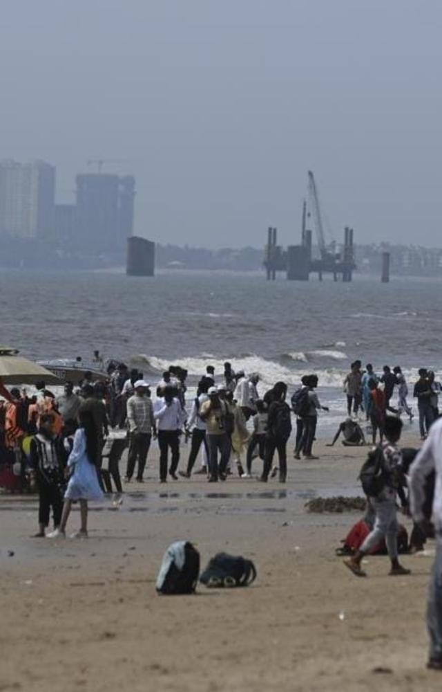 Huge crowds visit Juhu Beach as Mumbai reels under heat