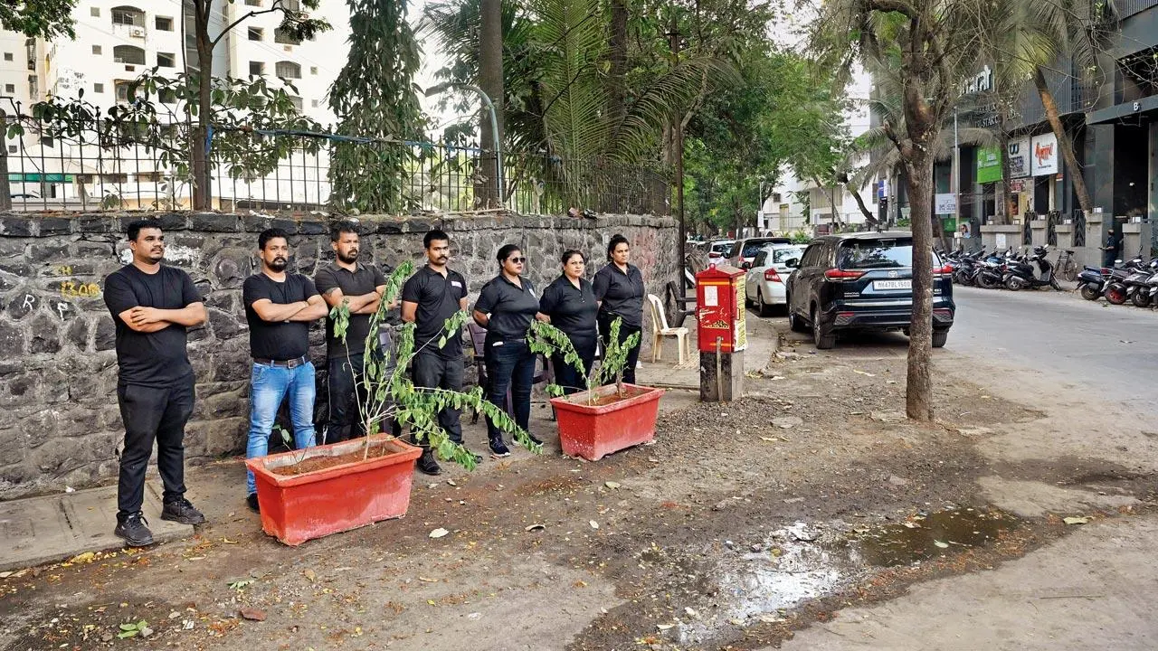 Mumbai: Kandivli colony hires bouncers to clear hawkers