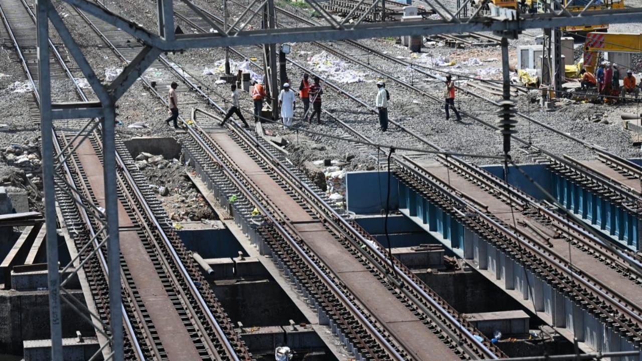 An official statement said that the Western Railway will undertake a major block of 09:30 hrs on the intervening night of April 11/12th (Friday/Saturday) and April 12th/13th April (Saturday/Sunday) in connection with regirdering of bridge no. 20 between Mahim and Bandra stations