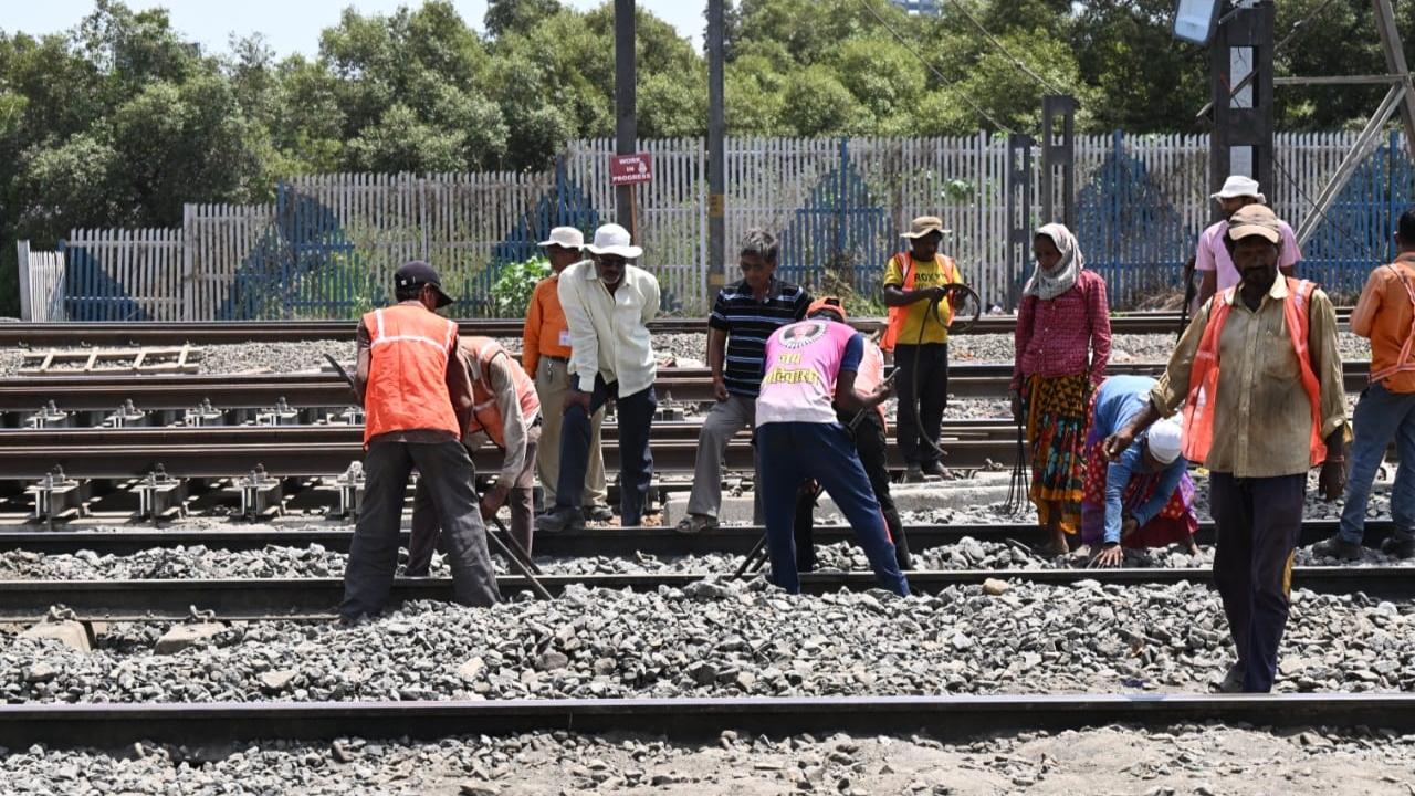 The last slow service on Friday from Borivali will depart at 22:15 hrs to Churchgate. After the departure of this train, the remaining trains during the block period will be run on the Fast line between Santacruz and Mumbai Central, hence will not halt at Khar Road, Mahim, Matunga Road, Prabhadevi, Lower Parel and Mahalaxmi stations