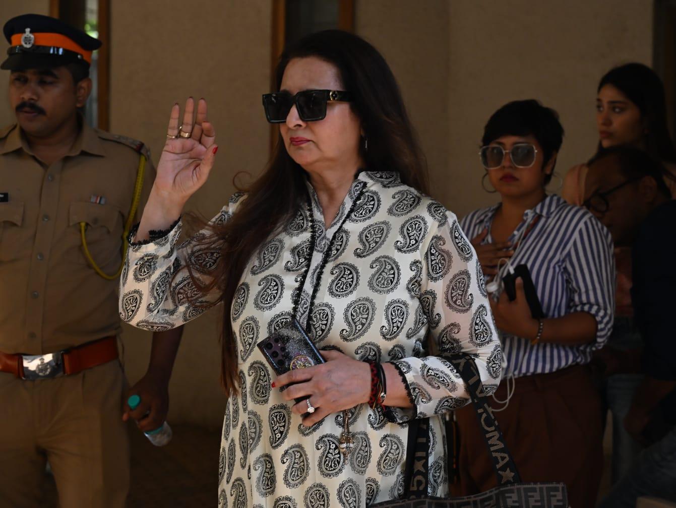 Poonam Dhillon was also clicked outside Manoj Kumar's residence. The actress went to meet the family