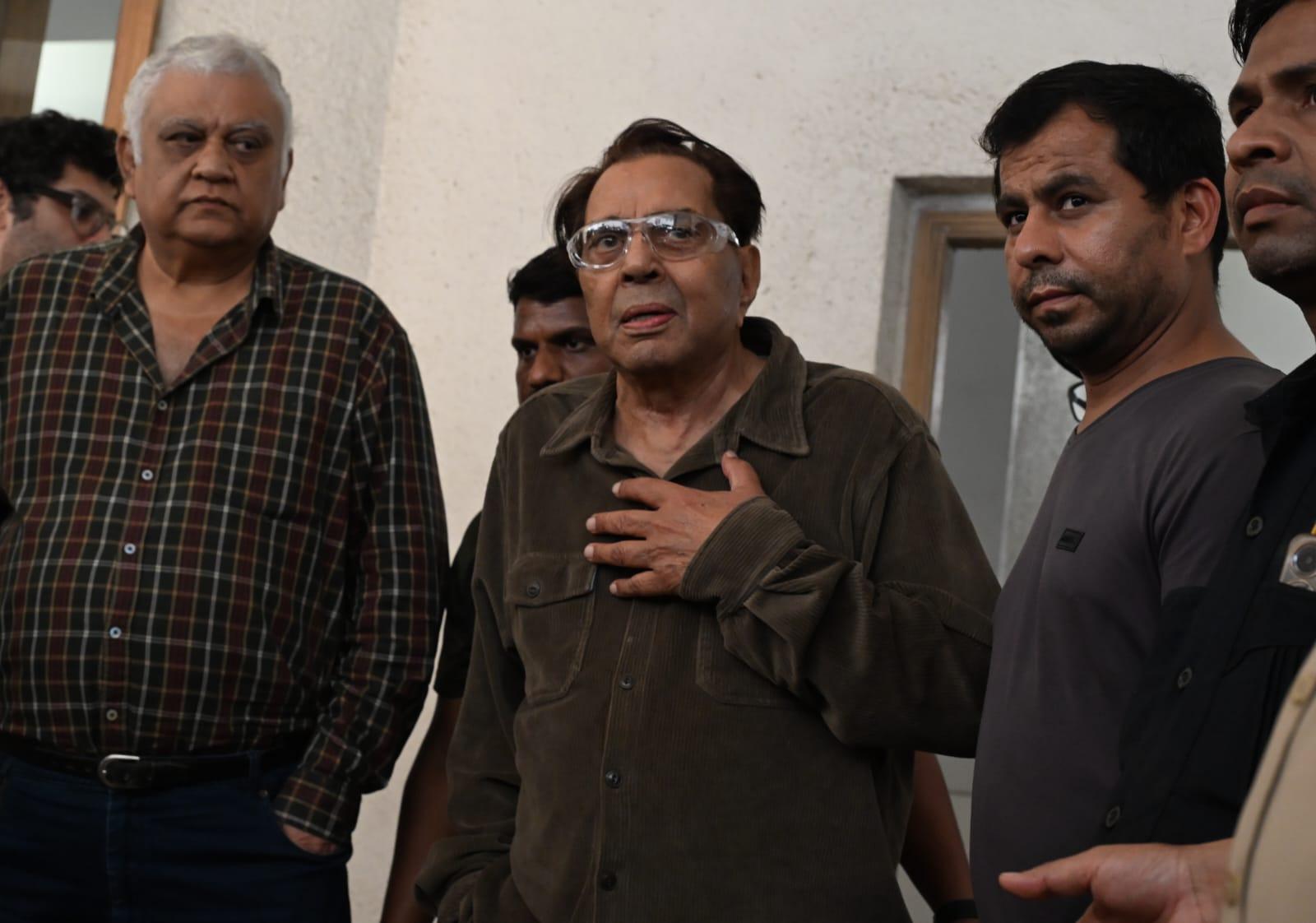 Legendary star Dharmendra was also among the many celebs who visited Manoj Kumar's family post his demise