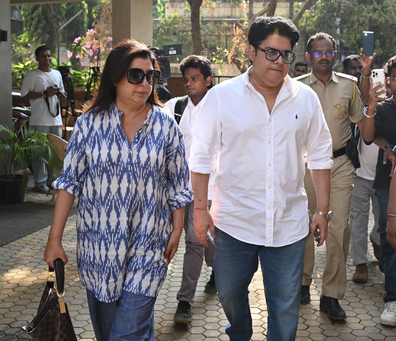 Farah Khan and Sajid Khan visited veteran actor Manoj Kumar's residence to meet his family after he passed away this morning in Juhu, Mumbai