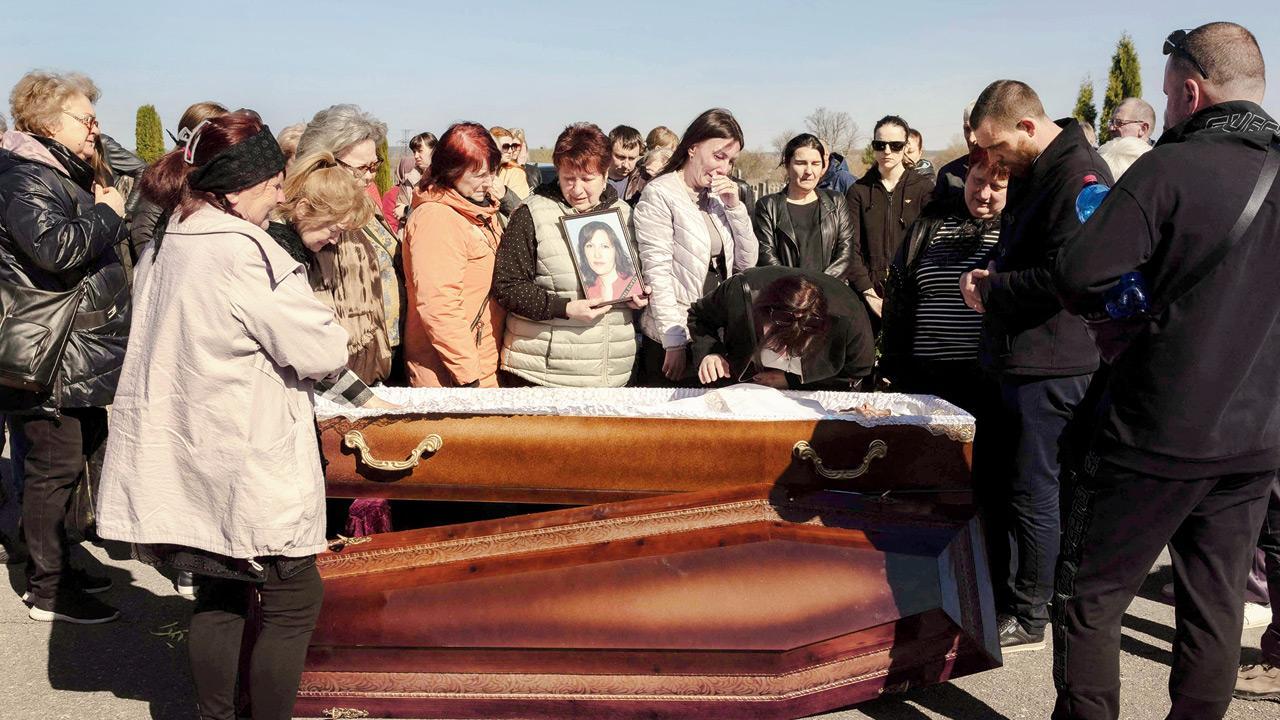 Russian strikes hit Ukraine city; one killed, five injured