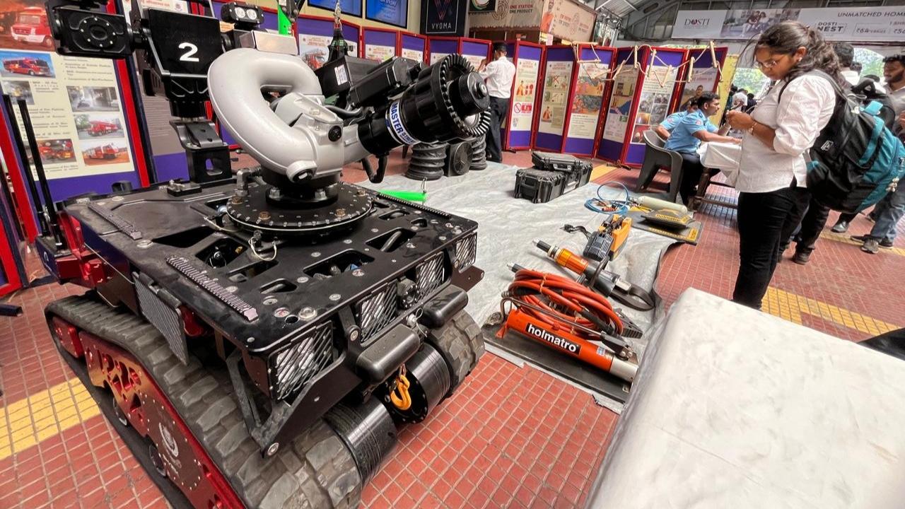 The demonstrations of equipment also showed how the Mumbai Fire Brigade tackles fires and rescue operations from high-rise buildings of Mumbai using their tools