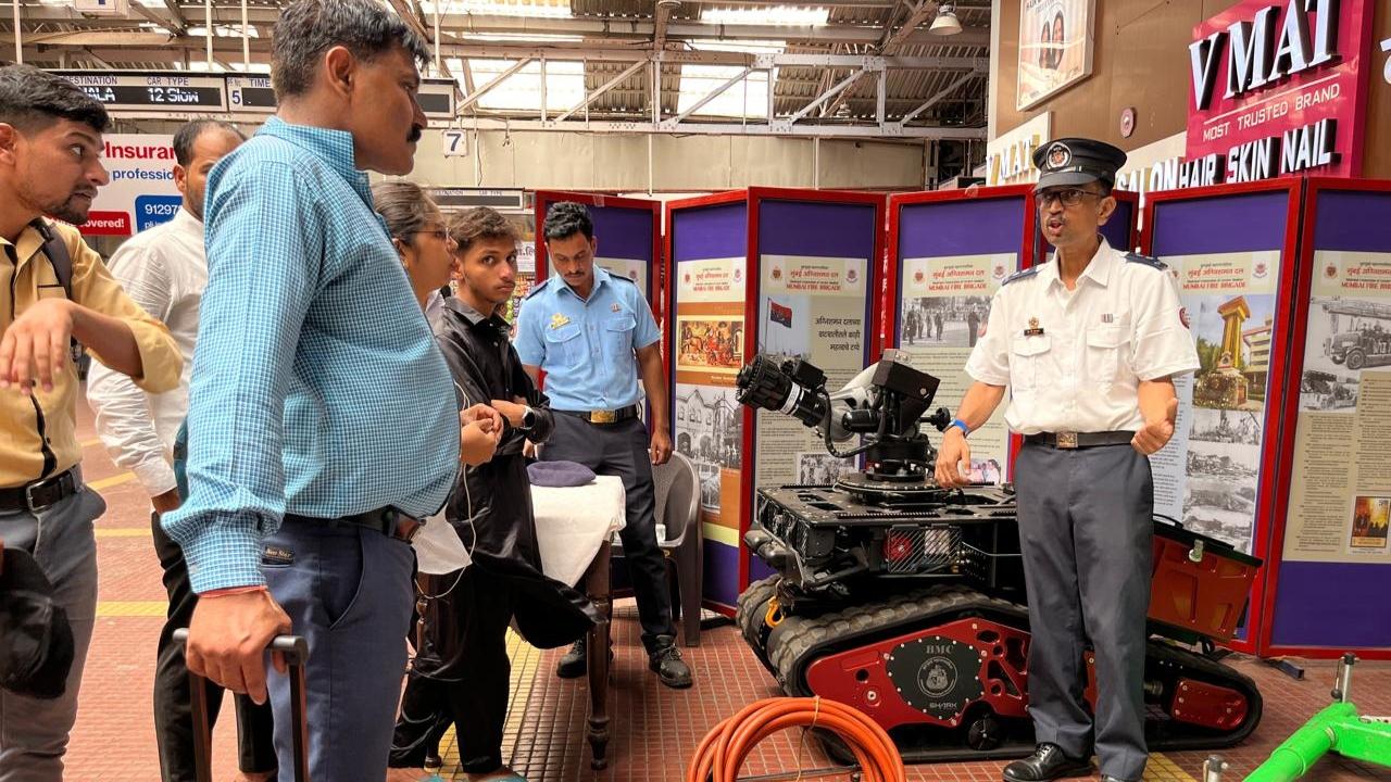 Earlier, Additional Municipal Commissioner (Eastern Suburbs), Amit Saini, during a solemn tribute programme held at the Mumbai Fire Brigade headquarters in Byculla on the occasion of National Fire Service Day on Monday, had announced that India’s first modern fire training centre will soon come up in Kandivali