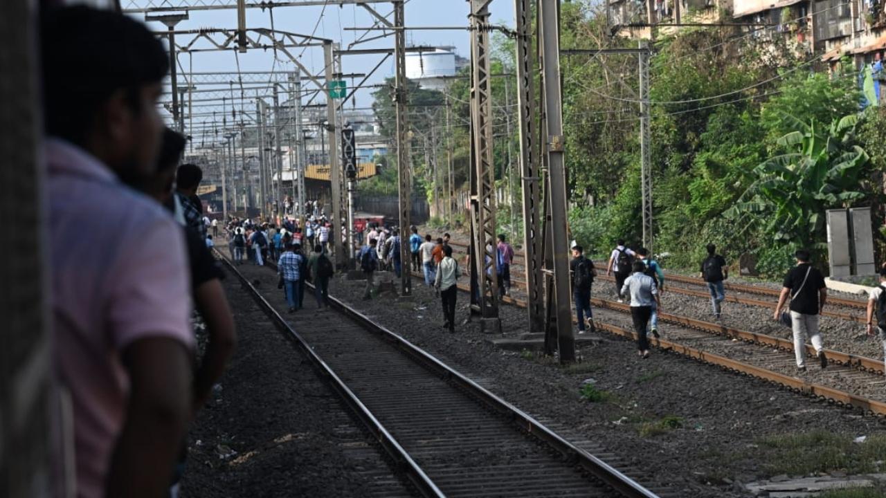 Many are once again questioning the preparedness of Mumbai’s railway system to handle such breakdowns, especially during rush hour