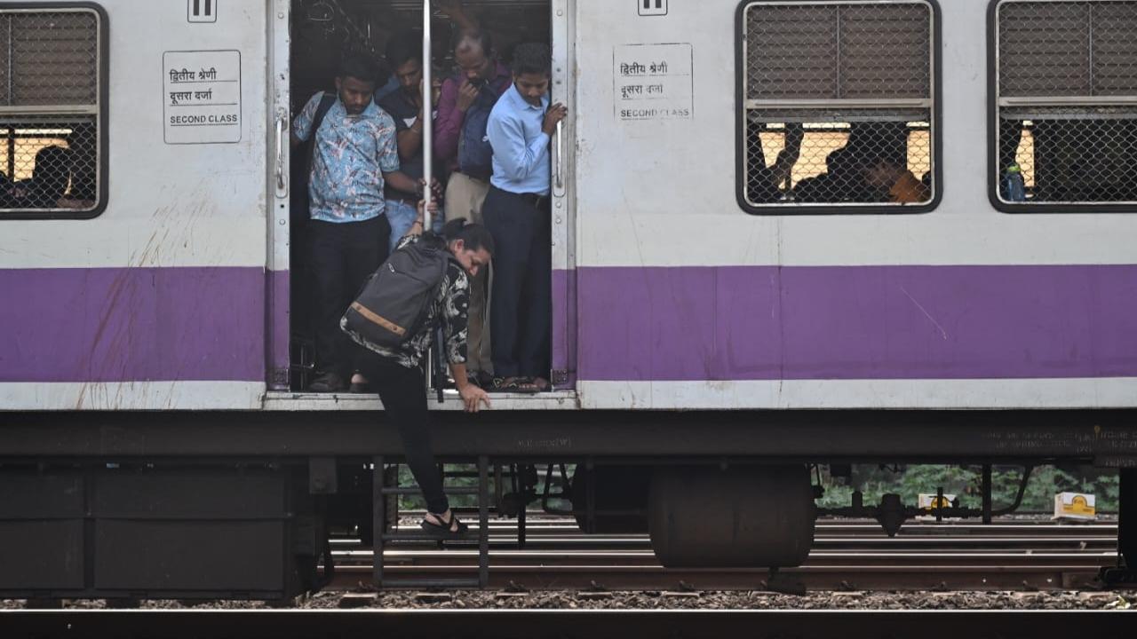 Visuals from the scene showed large crowds navigating the tracks, highlighting the daily struggles of Mumbaikars who rely heavily on the suburban train network
