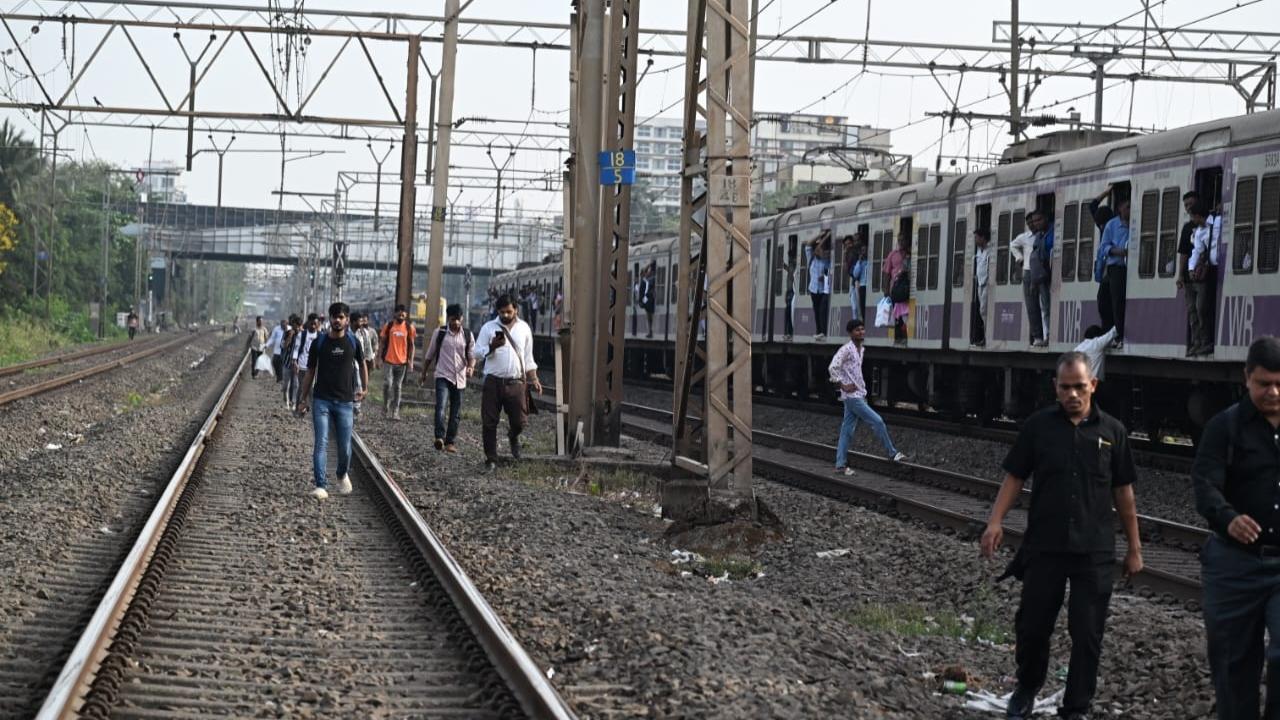The disruption lasted for at least 30 minutes, forcing many passengers to disembark and walk along the railway tracks to reach their destinations