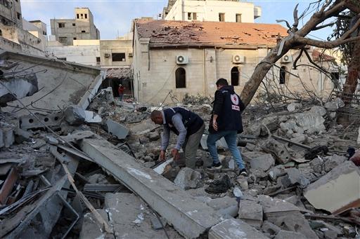 A local journalist claimed the IDF had phoned a doctor, giving only 20 minutes to evacuate. Dozens of displaced civilians sheltering in the hospital courtyard also fled the area.