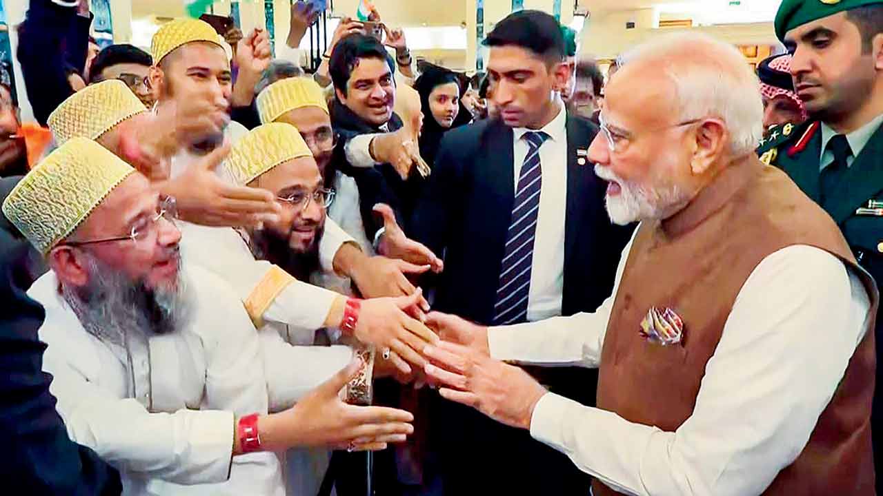 Modi is welcomed by members of the Indian diaspora. Pics/PTI