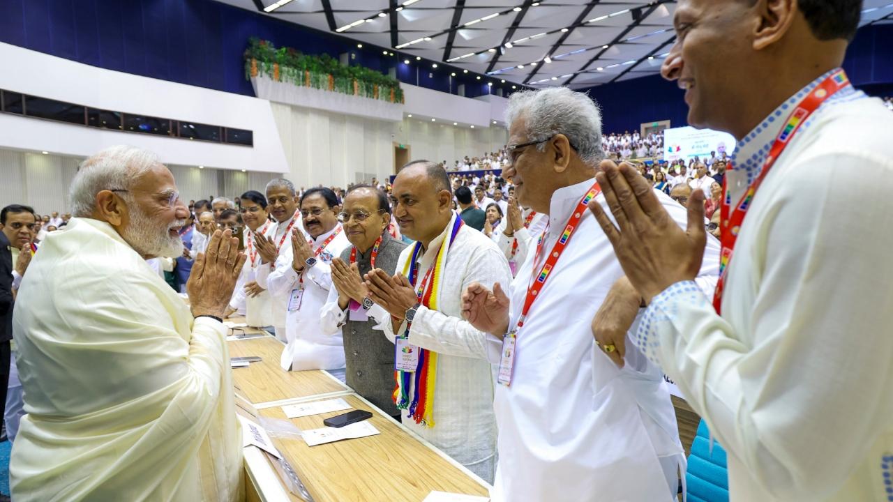 The timing of 8:27 AM has spiritual significance in Jain traditions, often associated with auspicious planetary alignments or meditative calm