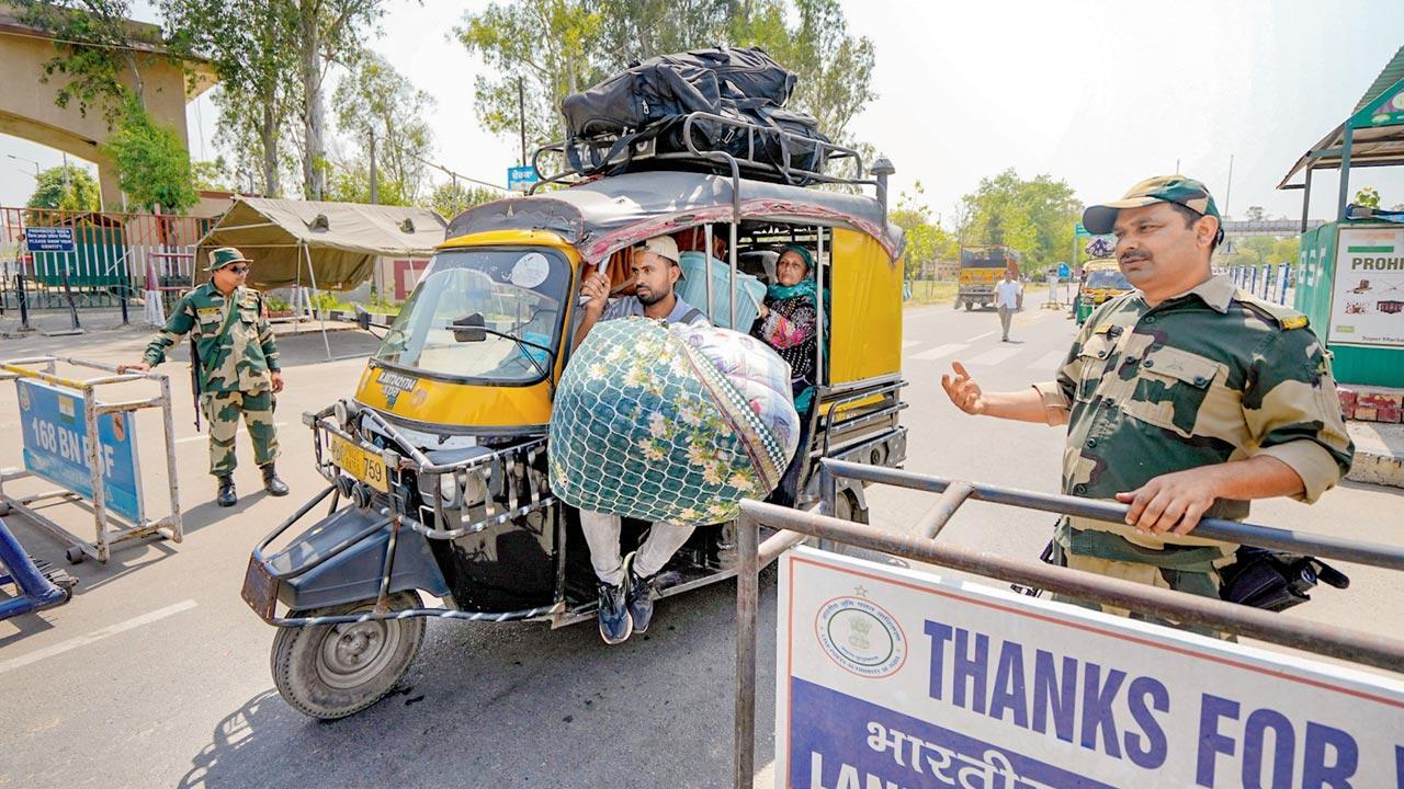 Pakistan nationals leave India via Attari as deadline ends