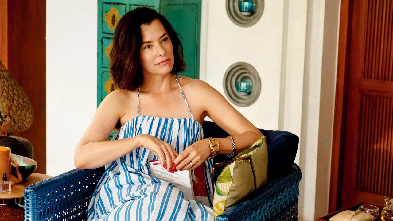 Tailored linen spells vacay chic
Toe the line between wearability and high fashion with tailored pieces in breathable fabrics such as cotton and linen, Elizabeth advises. Parker Posey’s character, Victoria Ratliff, exemplifies this with her tailored khaki linen dress. The structured yet breathable fabric makes it perfect for tropical climates. While prioritising comfort, avoid baggy, shapeless clothing that can feel sloppy instead of relaxed. A good example of this is oversized tees or shorts that lack structure. 