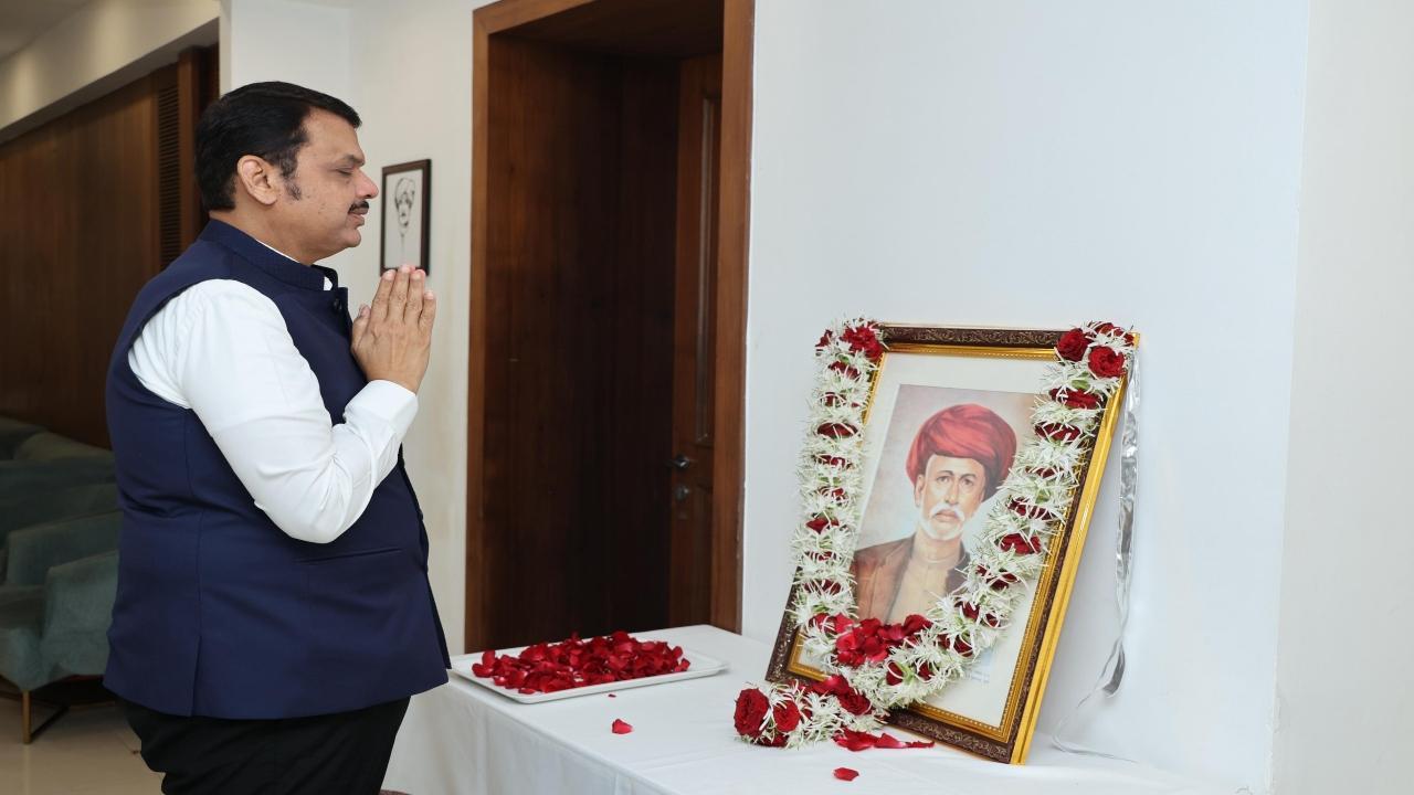 IN PHOTOS: Maharashtra CM, his deputies pay tribute to Mahatma Jyotirao Phule 