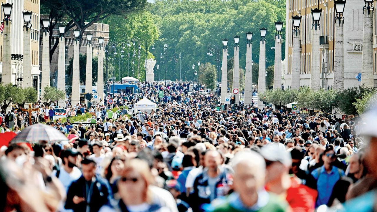 Faithful walk to St Peter’s Square