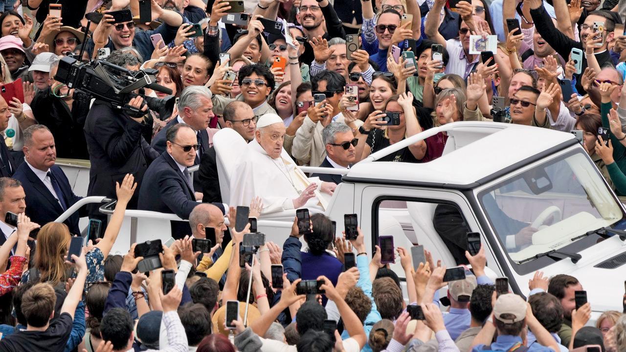 Pope Francis delights faithful after Easter Mass