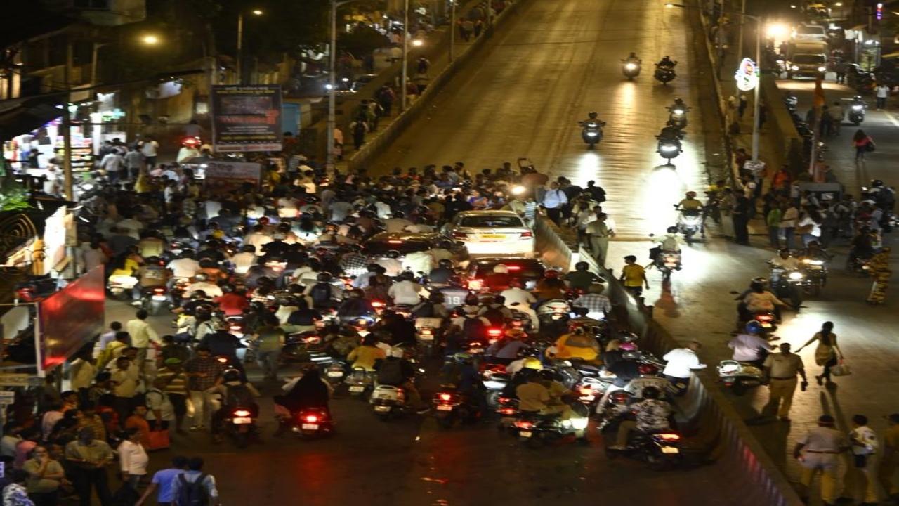 However, around 8 pm, angry locals reached the bridge and began protesting. They have demanded that they be relocated first