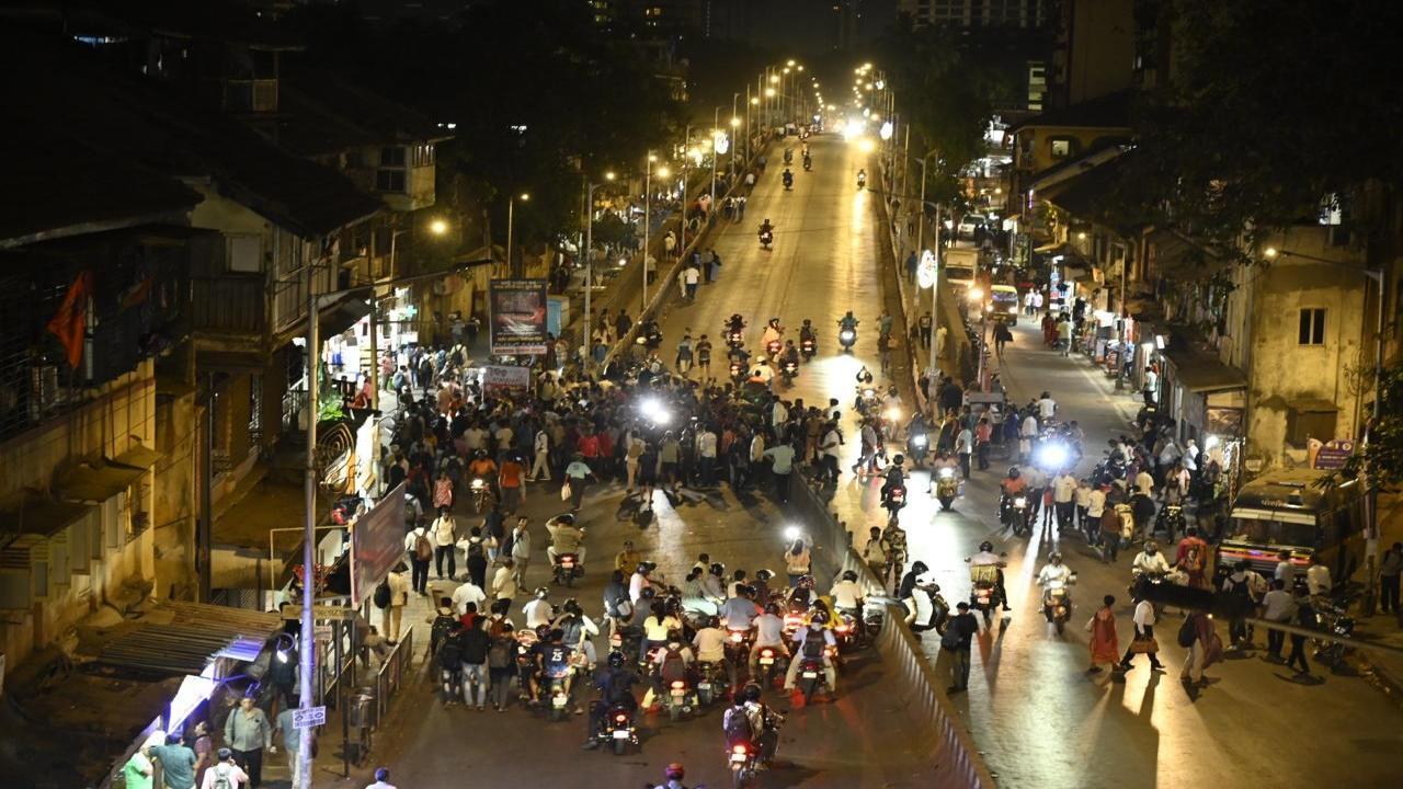 Traffic disrupted as Parel residents protest against Elphinstone Bridge closure