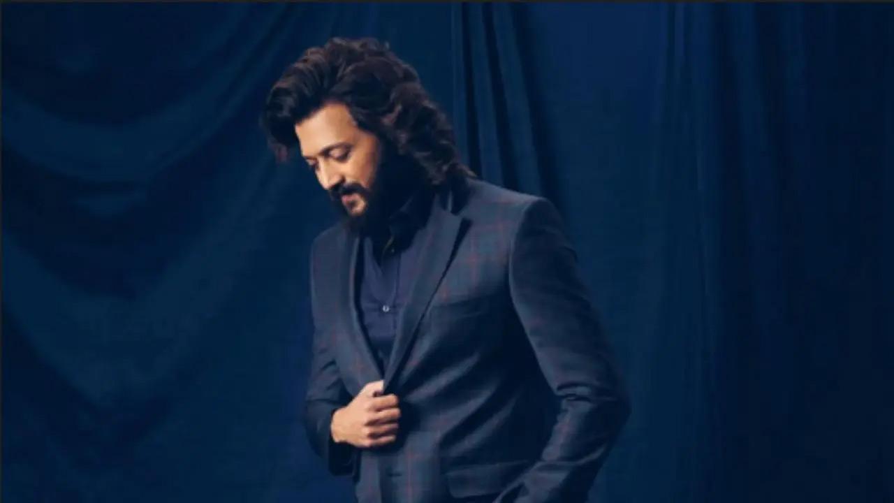 Riteish Deshmukh meets Barcelona football legend Xavi Hernandez