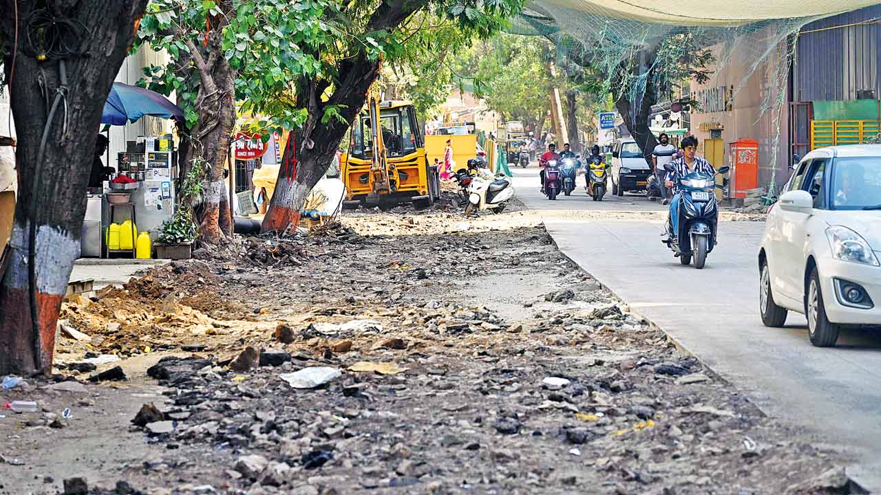 No barricades or signage have been put on Dev Nagar Derasar road in Borivli West on April 6. Pic/Satej Shinde