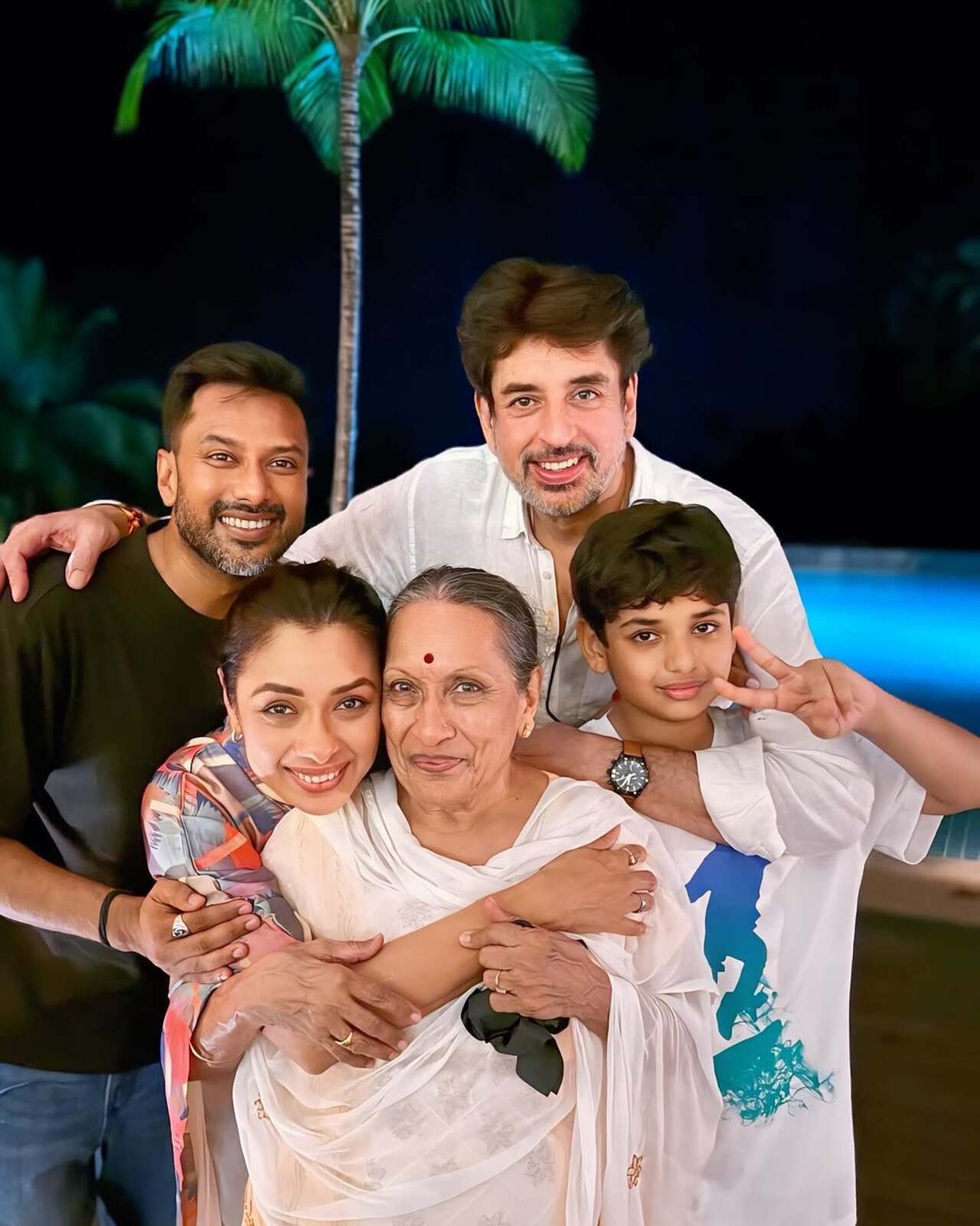 La familia! This picture has the entire family posing for the camera as they enjoy some happy time together