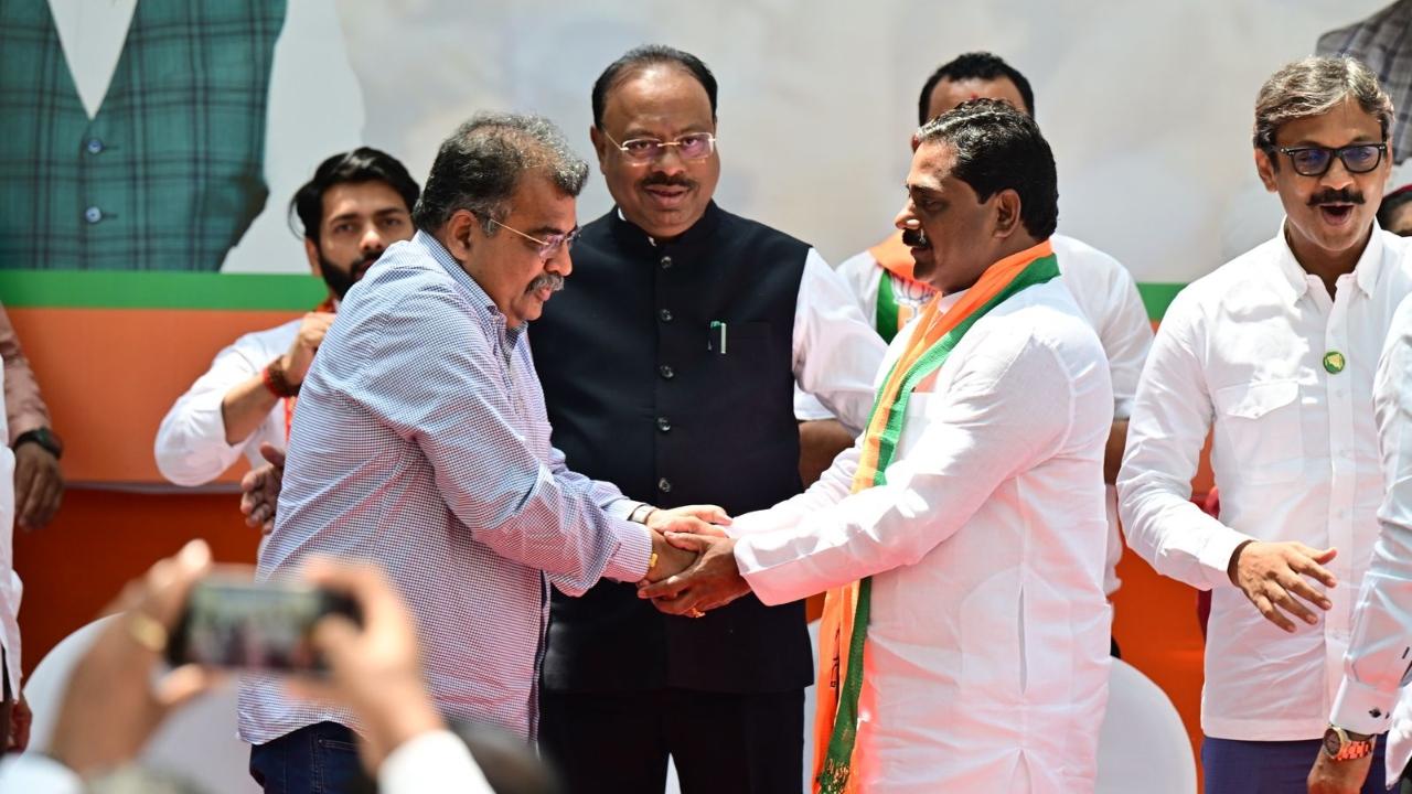Maharashtra BJP chief and state Revenue Minister Chandrashekhar Bawankule and the party's working president Ravindra Chavan welcomed Thopte into the fold