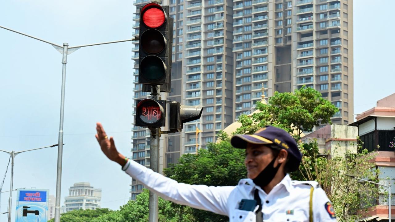 A constable mans traffic at the Hindmata signal in Dadar on Thursday. PIC/SHADAB KHAN
